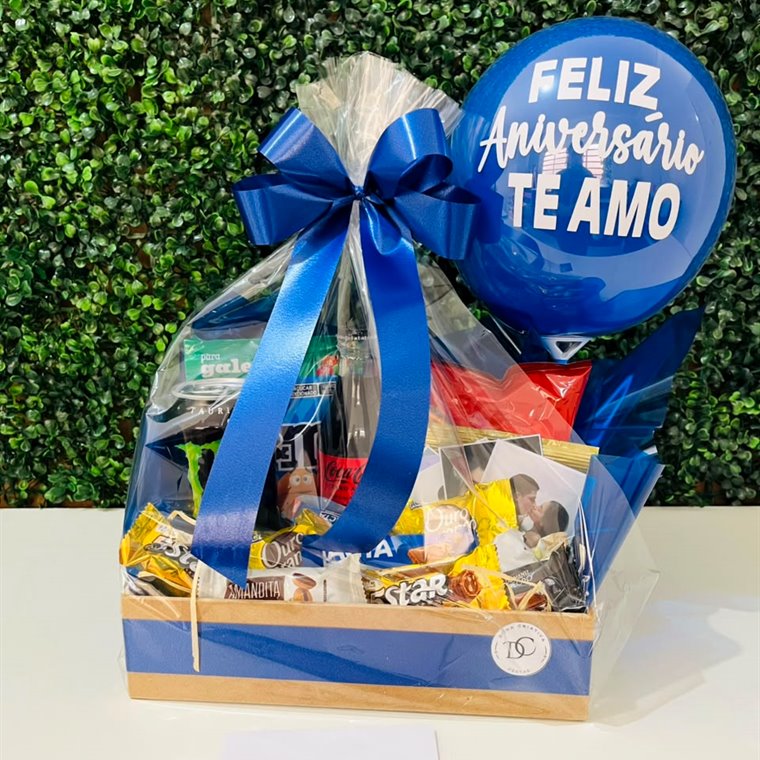 Cesta de aniversário com balão personalizado e doces