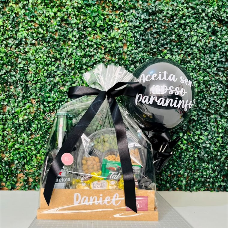 Cesta de convite de paraninfo, em preto e dourado, com o nome do homenageado