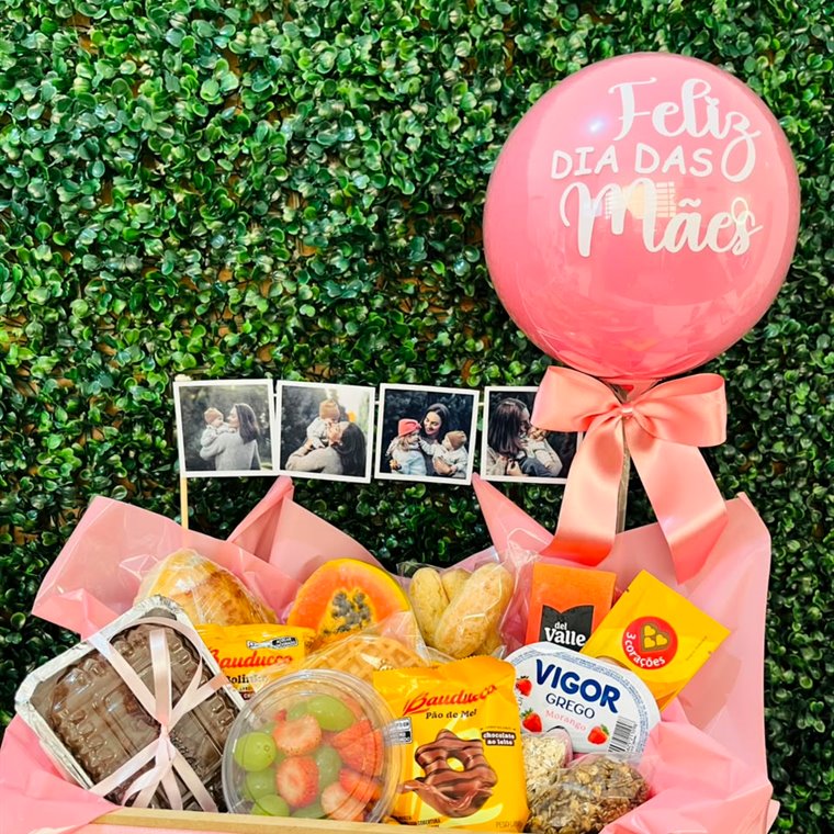 Cesta de Dia das Mães com café da manhã completo e fotos de família