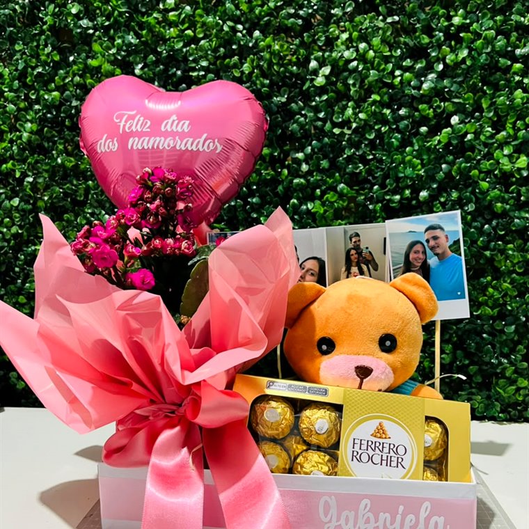 Cesta de Dia dos Namorados com flores, urso de pelúcia, bombons e foto do casal